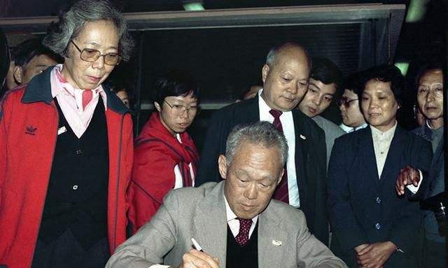 李光耀|李光耀很务实，看到中国简体字大获成功后，为何也大力推广简体字