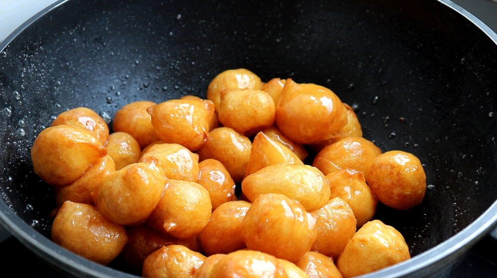 山西特色小吃"蜜汁风葫芦"做法,口感香甜酥脆,大人小孩都爱吃