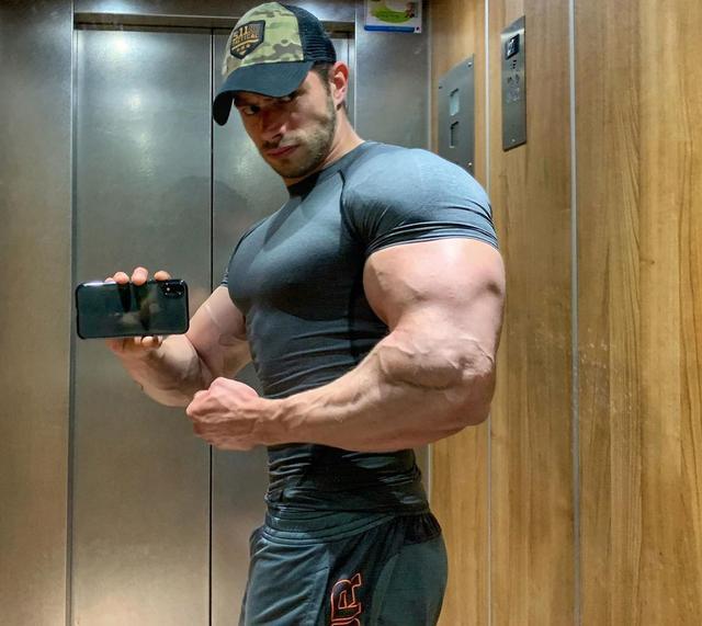 健身10年手臂可以练多粗看看这个小伙子