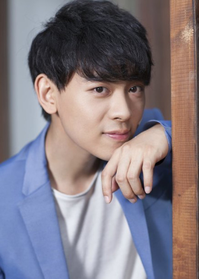 提起章宇昂的名字,估计大部分人都很陌生,其实他是章小蕙同父异母的