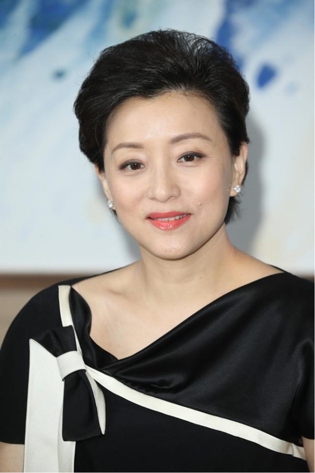 杨澜平时服装风格太低调了服装简约可却带着气质同龄人很难比