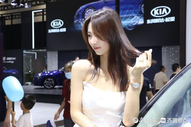 笑起来真好看网红济南美女苏宁来车展啦粉丝拍不停