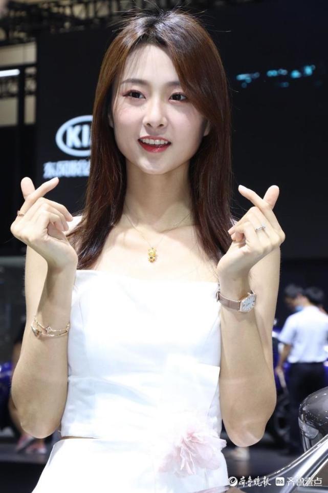 笑起来真好看网红济南美女苏宁来车展啦粉丝拍不停