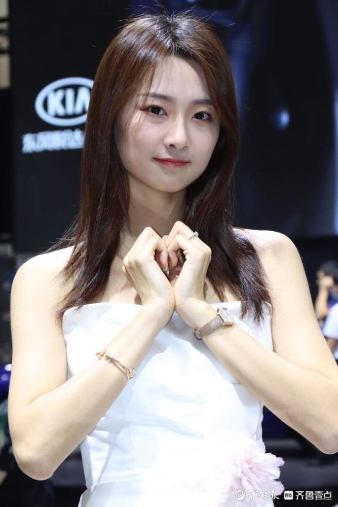 笑起来真好看网红济南美女苏宁来车展啦粉丝拍不停