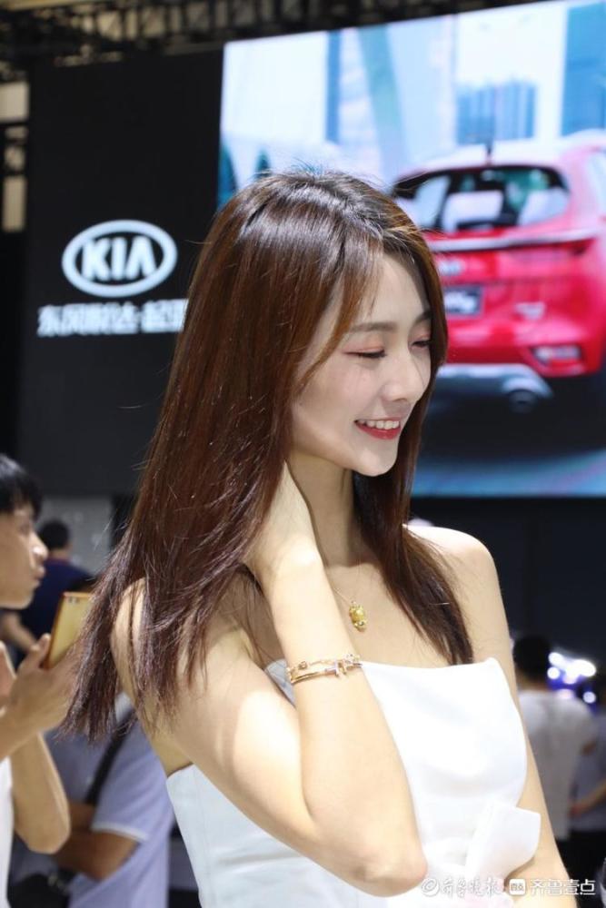 笑起来真好看网红济南美女苏宁来车展啦粉丝拍不停