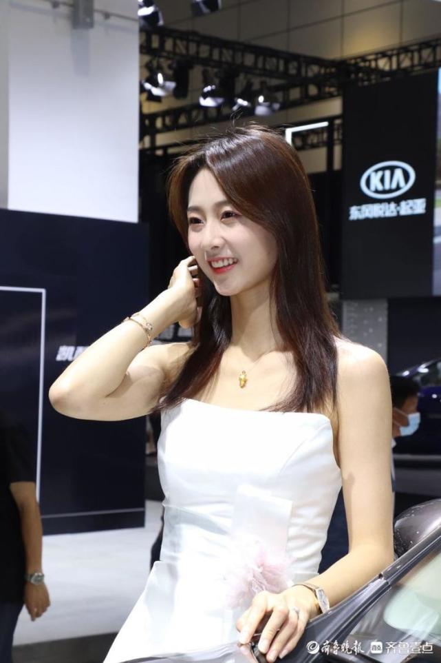 笑起来真好看网红济南美女苏宁来车展啦粉丝拍不停