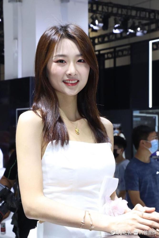 笑起来真好看网红济南美女苏宁来车展啦粉丝拍不停