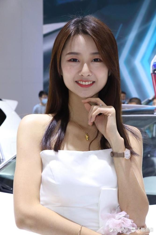 线上车模大赛的模特拍摄15秒短视频,并上传到"齐鲁国际车展"抖音号上