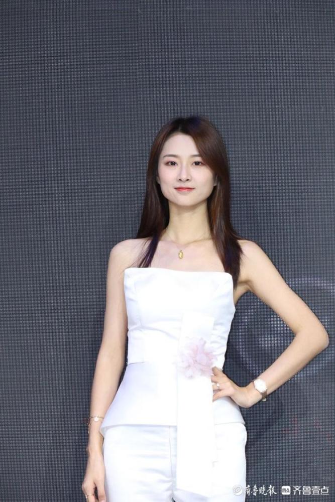 笑起来真好看网红济南美女苏宁来车展啦粉丝拍不停