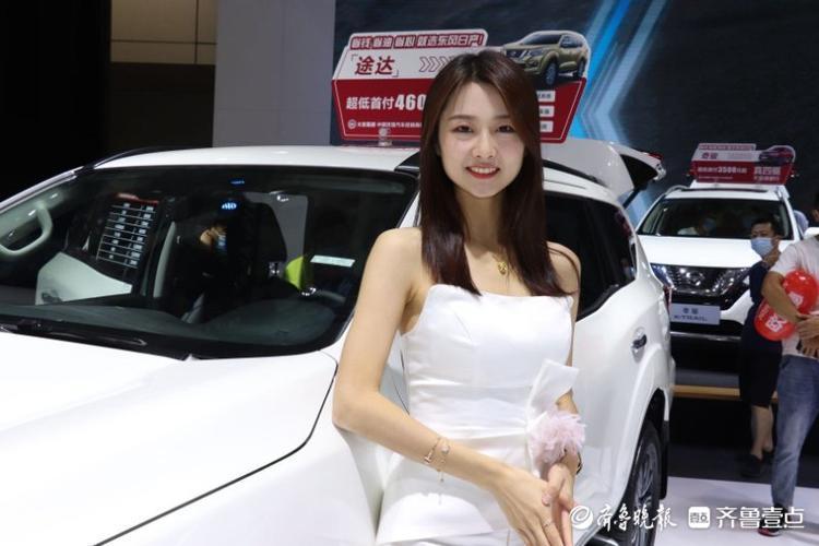 笑起来真好看网红济南美女苏宁来车展啦粉丝拍不停