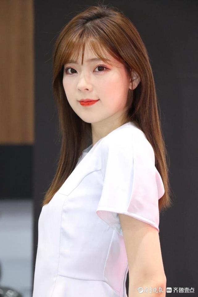 网红车模春晓现身齐鲁国际车展被粉丝环绕