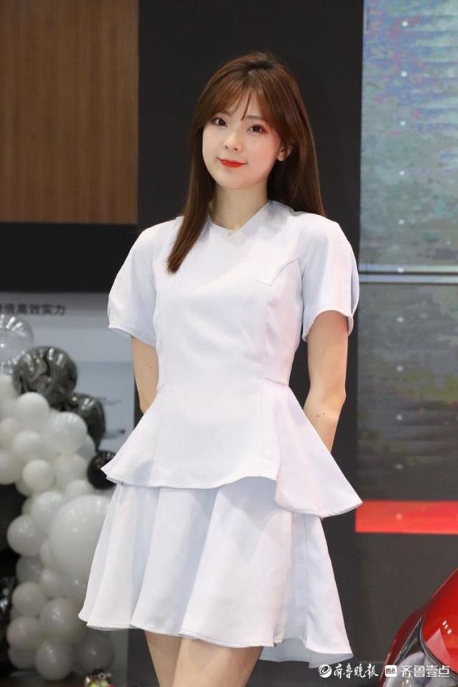 网红车模春晓现身齐鲁国际车展被粉丝环绕