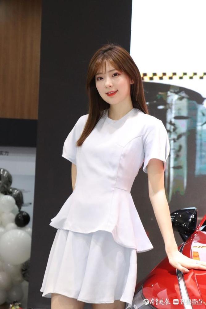 网红车模春晓现身齐鲁国际车展,被粉丝环绕_腾讯新闻