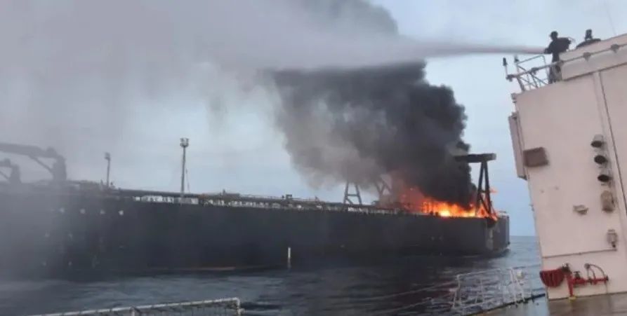 突发!MOL集装箱船货舱起火!