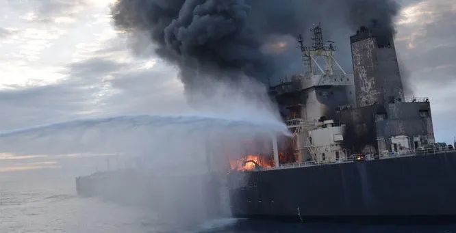 突发!MOL集装箱船货舱起火!