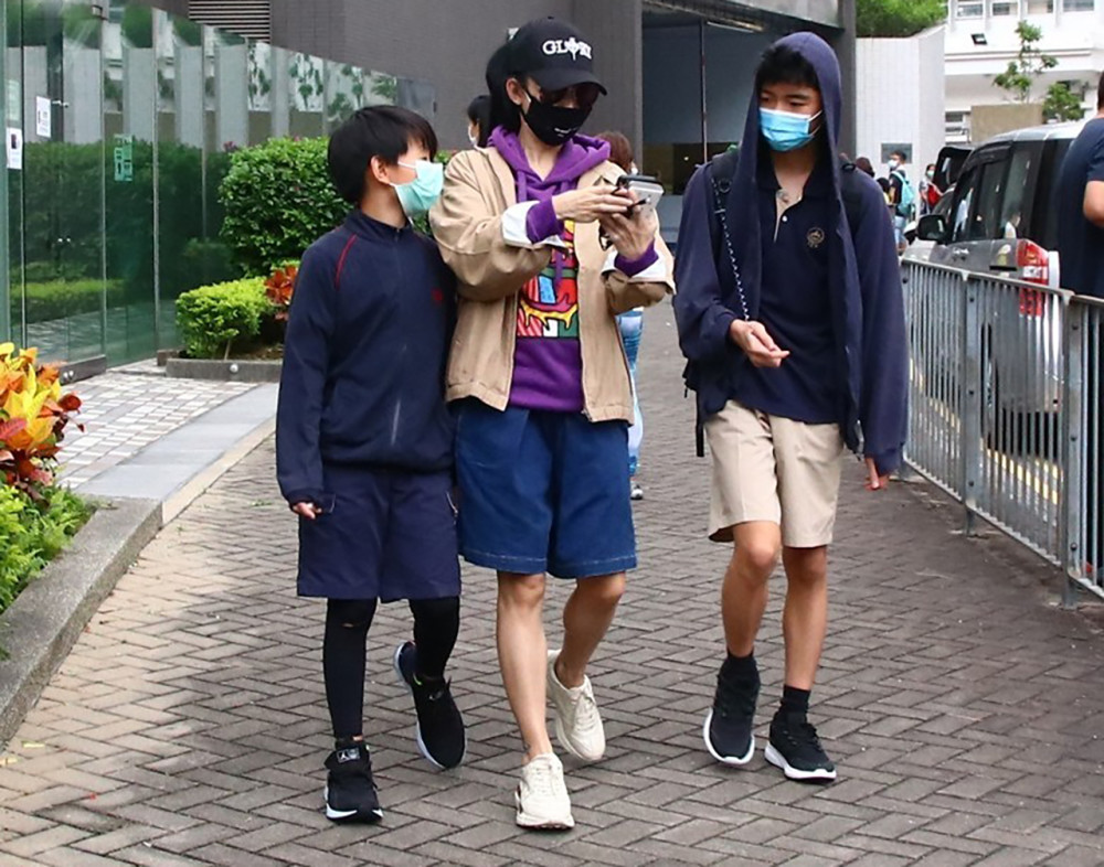 张柏芝|张柏芝豪宅现神秘男子，被疑是三胎生父，正面照曝光令人哭笑不得