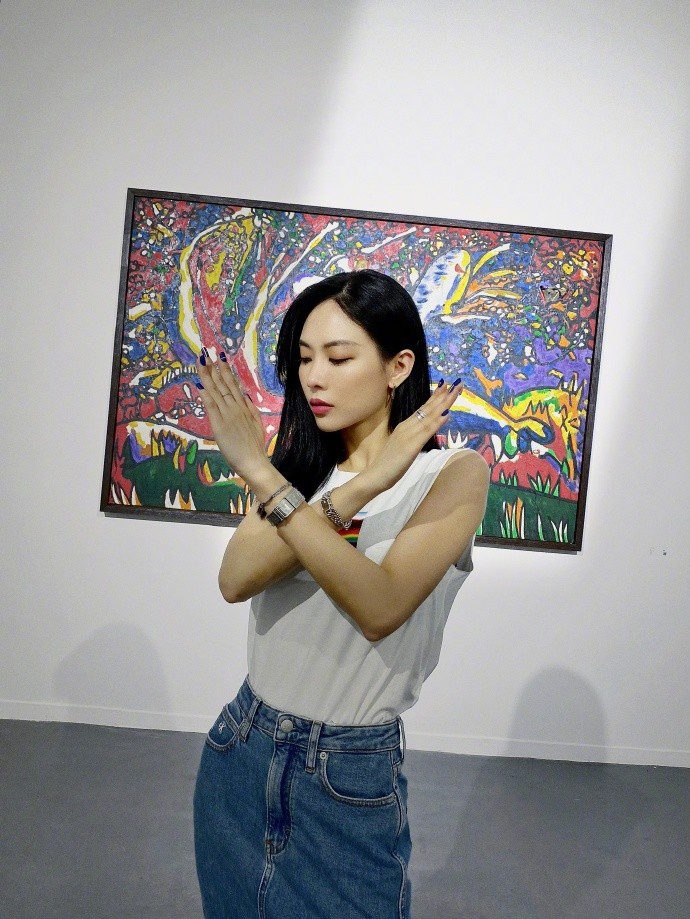 王霏霏|吴彤晒王霏霏刚出道时旧照声援好友，表示希望为她打造一个舞台
