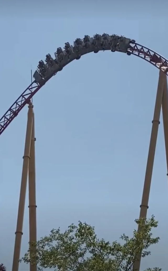 过山车突发故障,20名游客倒挂半空!