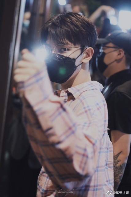 r1se|粉丝接机R1SE被路人大骂滚开别挡路，夏之光无奈回口没必要