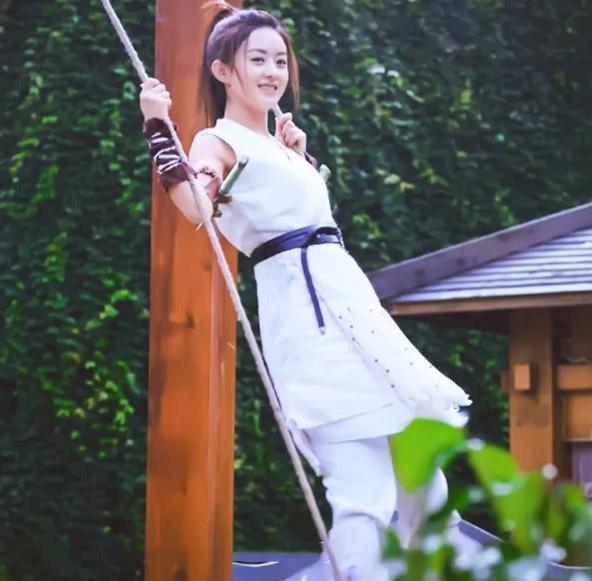 迪丽热巴|女明星荡秋千，热巴、关晓彤都坐着，看到赵丽颖：还能站着荡？
