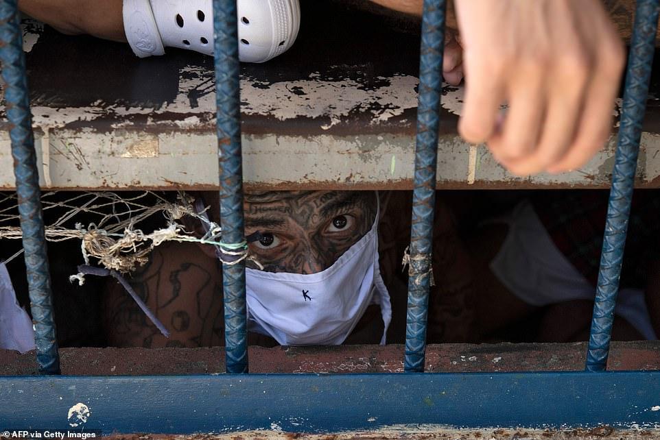 萨尔瓦多监狱恶劣条件曝光:赤膊囚犯如被关兽笼,大多戴口罩