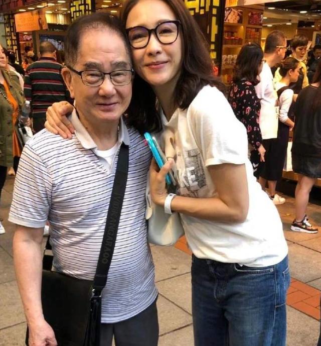 一代女神黎姿下嫁跛豪富商是真爱还是为残疾弟弟找提款机