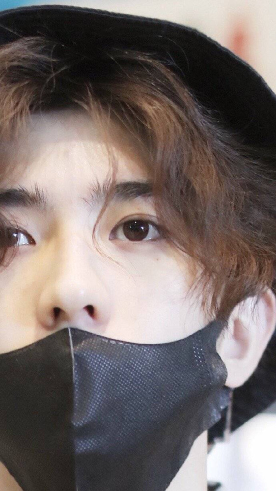 然而,蔡徐坤就算脱妆 还被怼脸拍了.