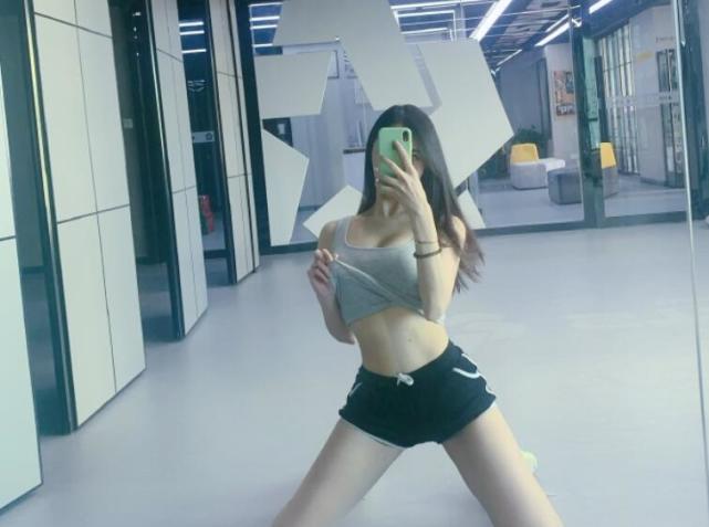 斗鱼小玉回应超标图片:以前签约时拍的,现在平台倒闭了_腾讯新闻