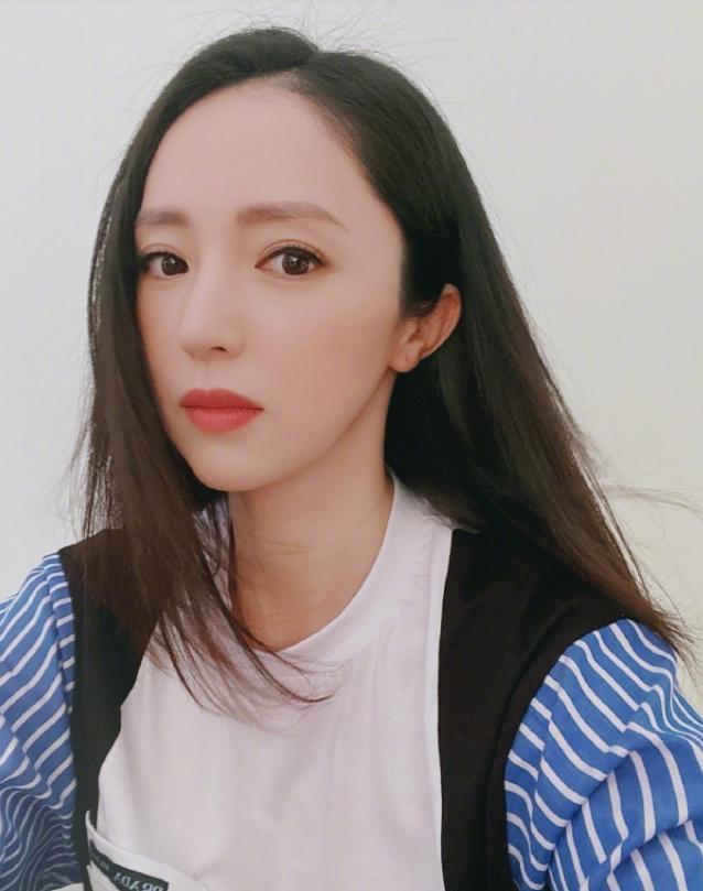 董璇|41岁董璇罕晒自拍照，面色红润气色佳，疑被爱情滋润状态似少女