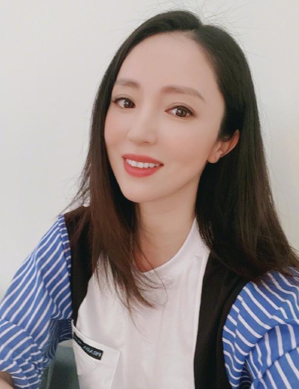董璇|41岁董璇罕晒自拍照，面色红润气色佳，疑被爱情滋润状态似少女