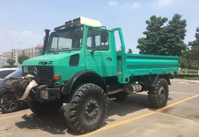 山东遇奔驰乌尼莫克农用运输车,绿色车牌,有拖拉机证就能开