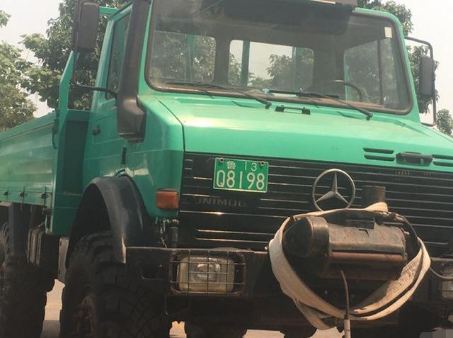 山东遇奔驰乌尼莫克农用运输车,绿色车牌,有拖拉机证就能开