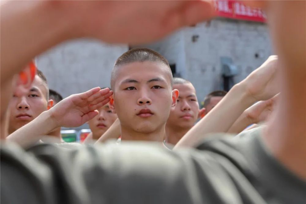 這是一個標準的軍禮舉至右眉或右太陽穴右手五指併攏,手掌伸平敬禮