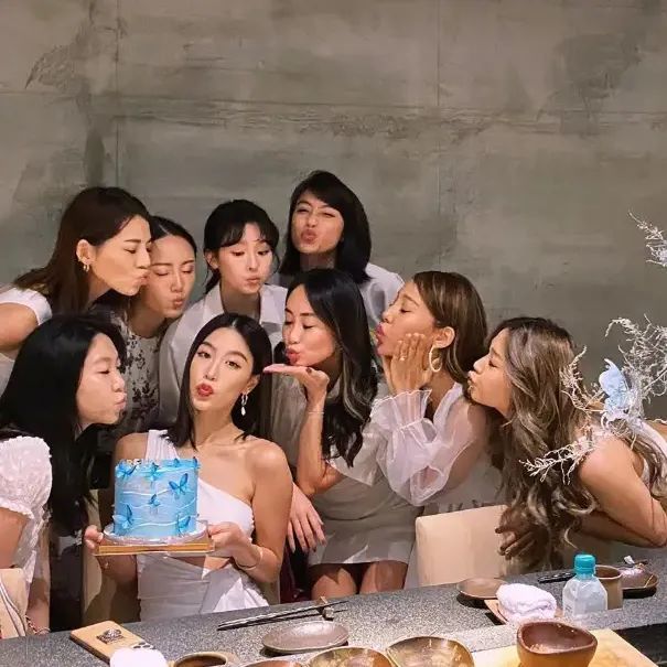 bella|Bella晒与高以翔亲吻照，却被扒照片是P的？女方被吐槽蹭热度