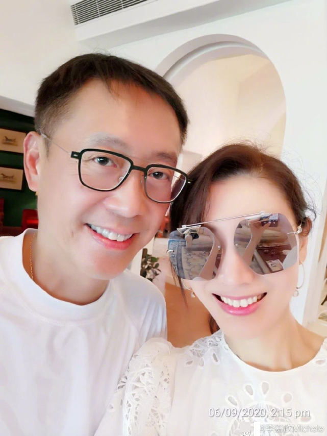 李嘉欣|李嘉欣秀美背与丈夫回大宅度周末，9600平方米庄园别墅随夫妻合照出镜
