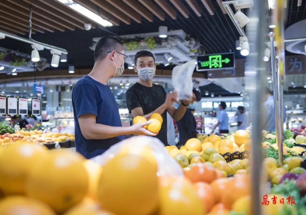 市民在华洋三好超市购物.昌吉日报全媒体记者 何龙摄