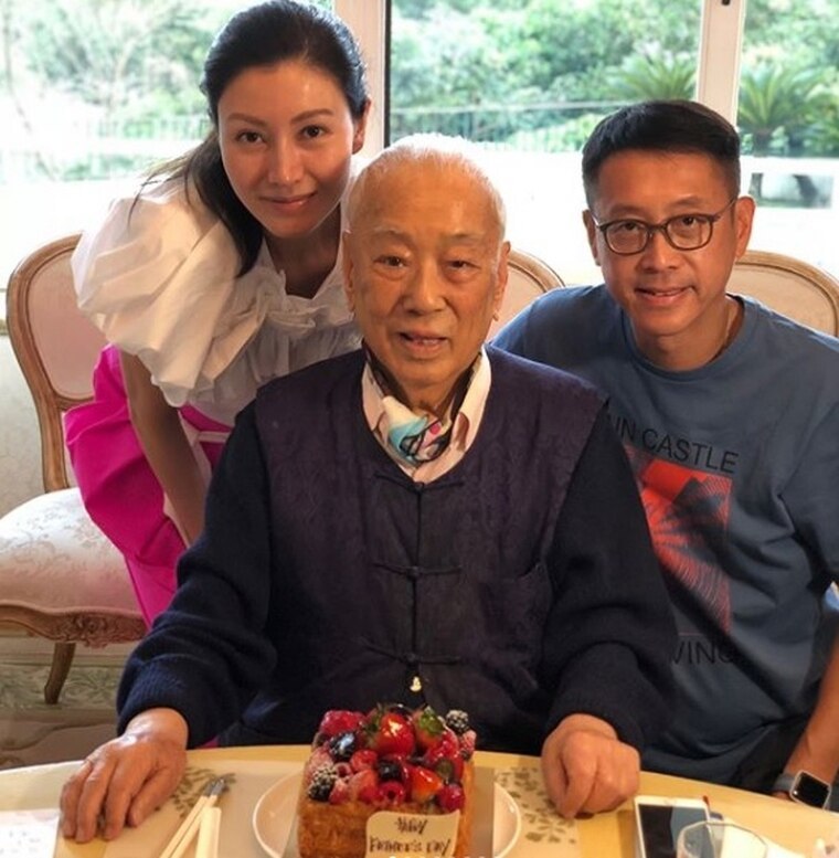 李嘉欣|李嘉欣秀美背与丈夫回大宅度周末，9600平方米庄园别墅随夫妻合照出镜