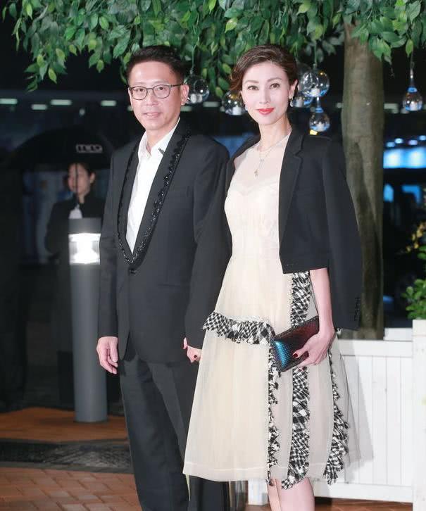 李嘉欣|李嘉欣秀美背与丈夫回大宅度周末，9600平方米庄园别墅随夫妻合照出镜
