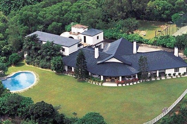 李嘉欣|李嘉欣秀美背与丈夫回大宅度周末，9600平方米庄园别墅随夫妻合照出镜
