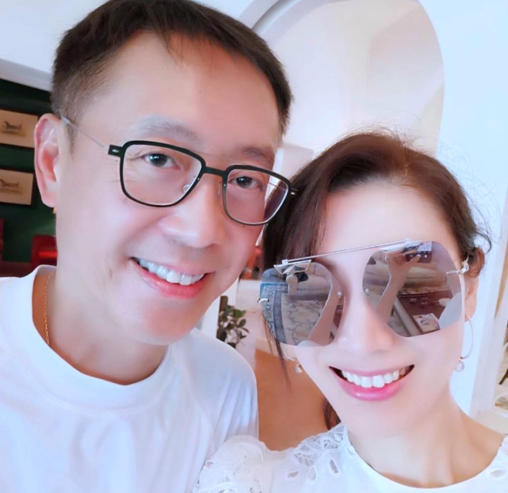 李嘉欣|李嘉欣秀美背与丈夫回大宅度周末，9600平方米庄园别墅随夫妻合照出镜