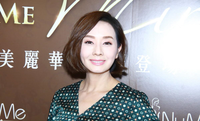 毛舜筠都60岁了,穿绿色连衣裙亮相,无医美痕迹不怕镜头怼得近