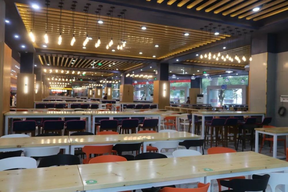风格清新颜值高 星湖校区食堂 比起老食堂,改造升级后的新食堂空间