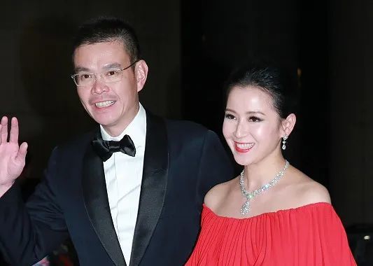2011年,罗宝盈的前夫李民桥也喜提二婚美妻邝淑娴,两人婚后倒也不低调