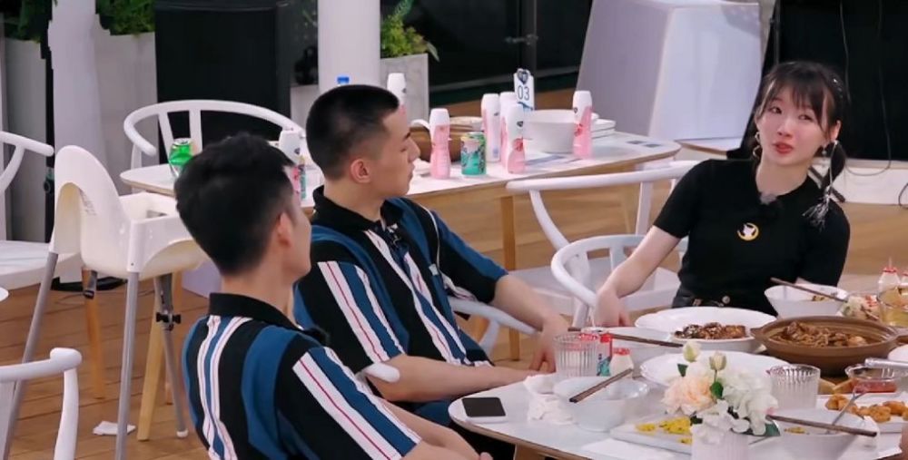 赵丽颖|《中餐厅》被嘲茶餐厅，把赵丽颖当揽客招牌，节目搞“哭戏噱头”