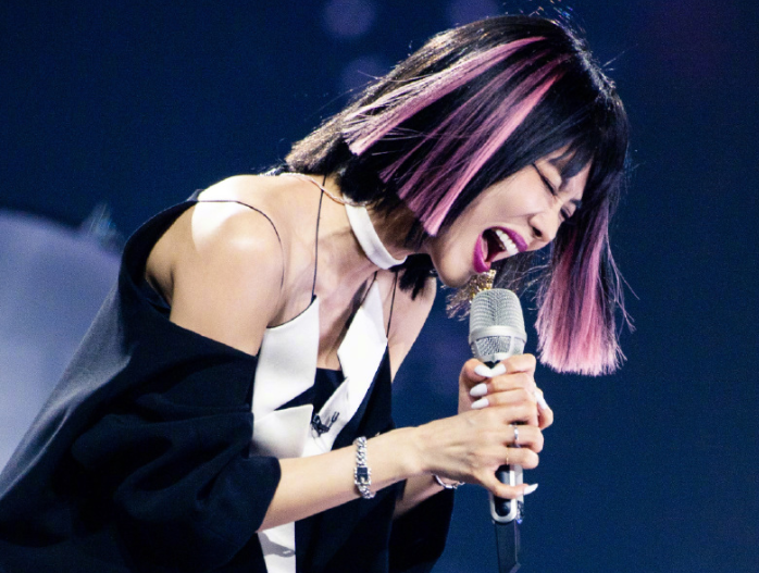 王霏霏|王霏霏没成团未必是坏事！吴彤邀请她上节目，或解锁全新身份