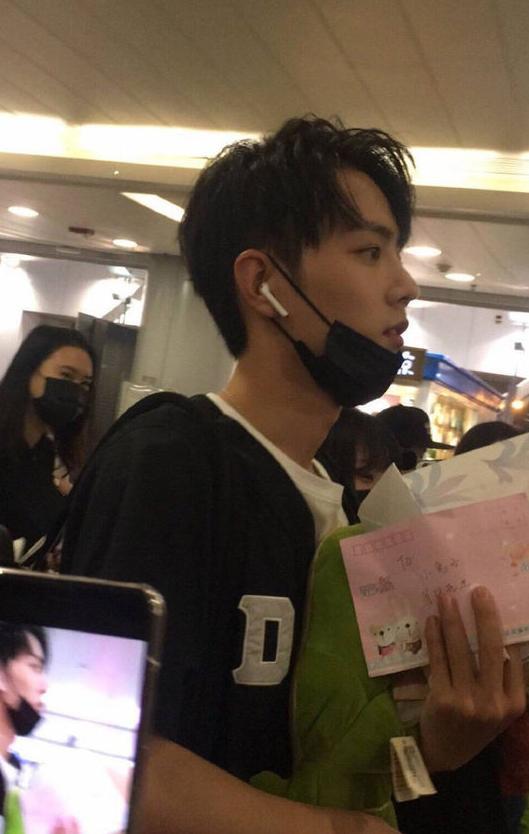 肖战|肖战商业价值有多高？代言品牌新产品上线瞬间秒空，开始就结束了！