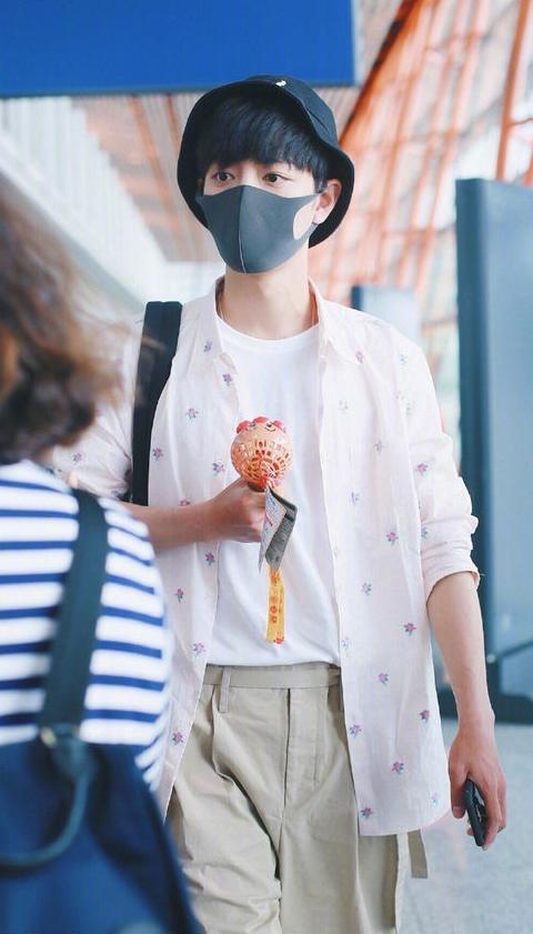 肖战|肖战商业价值有多高？代言品牌新产品上线瞬间秒空，开始就结束了！