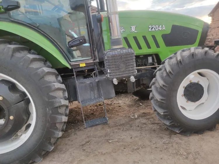 二手9万出售华夏2204a拖拉机