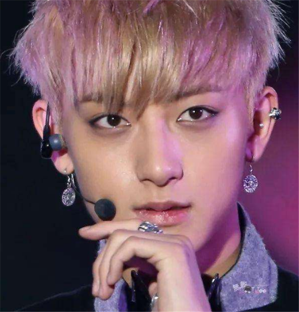 明星打过多少耳洞王一博4个权志龙7个看到肖战有些意外