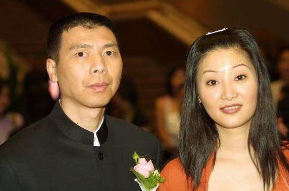 冯小刚|冯小刚二婚娶了徐帆后，前妻张娣过得怎么样了？